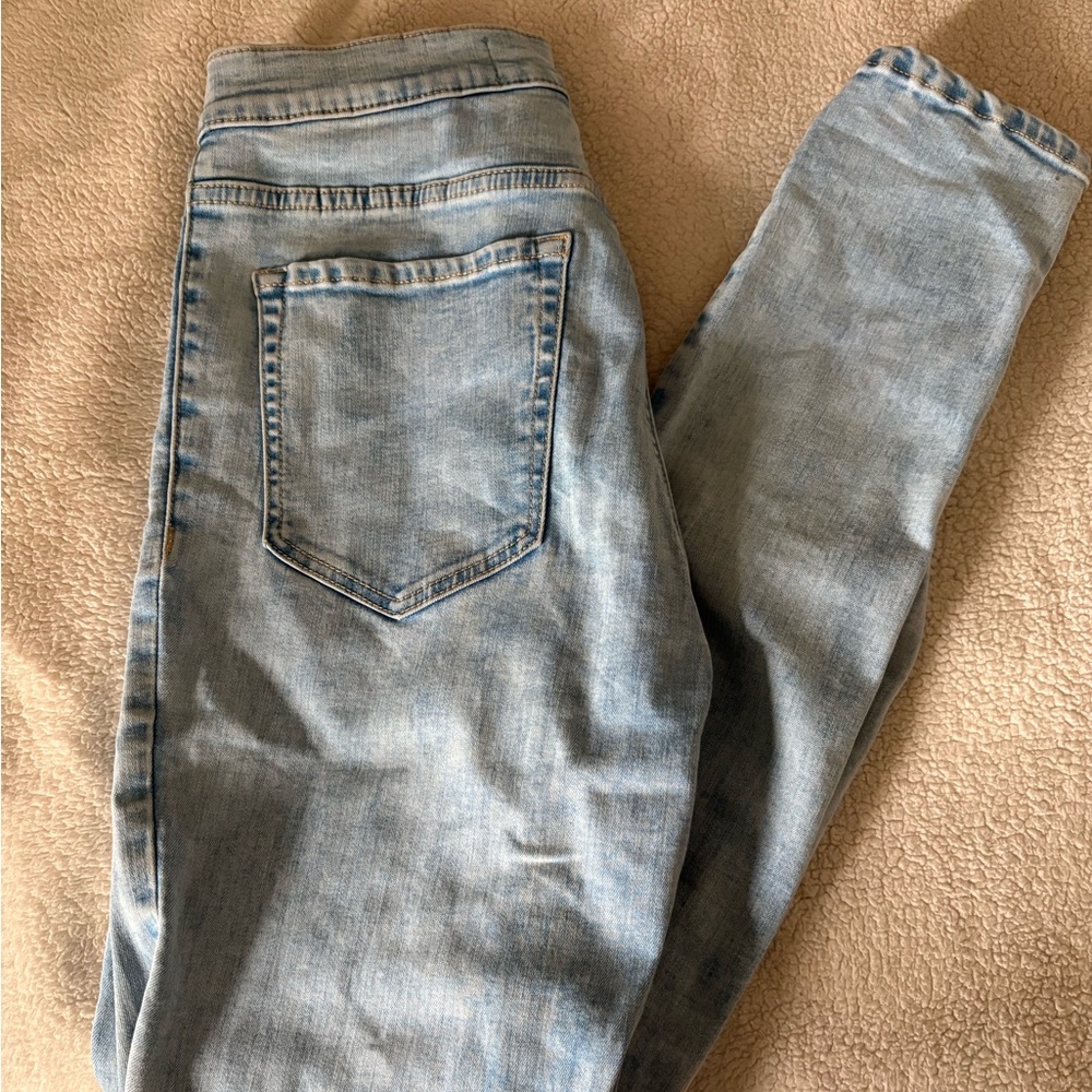 2/25$!! Garage Light Wash Skinny Jeans